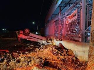 Carro capotado na frente de garagem na Ernesto Geisel. (Foto: Direto das Ruas)