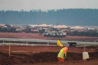 Trabalhadores no canteiro de obras durante construção de fábrica em Ribas do Rio Pardo (Foto: Marcos Maluf/Arquivo)