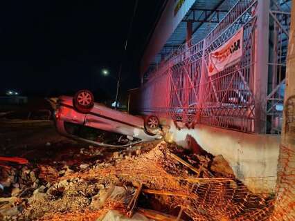 Carro capota e atinge muro de garagem na Ernesto Geisel