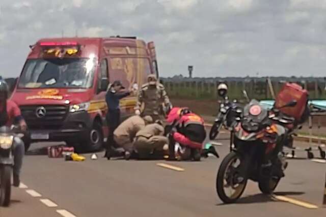 Motociclista &eacute; socorrido em estado grave ap&oacute;s ter perna dilacerada por caminh&atilde;o 