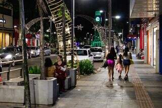 Movimento lento nas calçadas da Rua 14 de Julho, em Campo Grande. (Foto: Juliano Almeida)