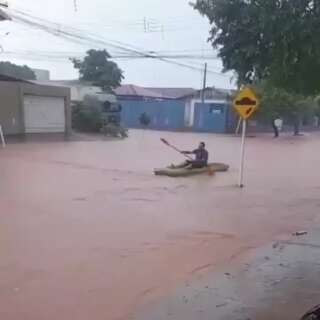 Morador anda de caiaque após temporal se alastrar na região leste