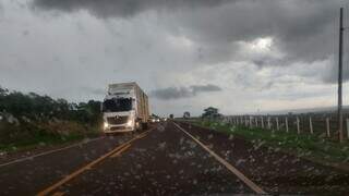 Tempo fechou: chuva na sa&iacute;da da cidade confirma previs&atilde;o