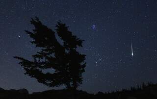 Um meteoro ilumina o céu no topo de uma montanha perto de Park City, em Utah, nos Estados Unidos (Foto: NASA/Bill Dunford)