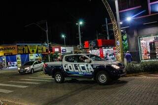 Viatura da PM (Polícia Militar) nas esquinas da Barão do Rio Branco com a 14 de Julho. (Foto: Juliano Almeida)