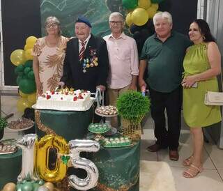 Justino ao lado de familiares na comemoração adiantada de 105 anos (Foto: Arquivo pessoal)