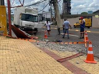 No dia 26 de novembro, estrutura do poste ficou destruída após acidente. (Foto: Arquivo/ Dayene Paz)