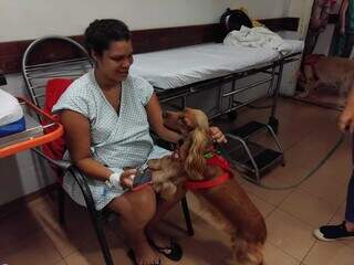 Paciente da obstetrícia recebendo visita de cão terapeuta (Foto: Divulgação Humap)