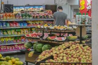 Consumidor escolhendo produto em supermercado de Campo Grande (Foto: Marcos Maluf)