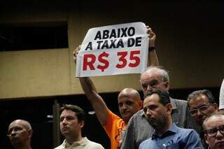 Grupo de servidores protestou contra a taxa de manutenção, atualmente em R$ 35. (Foto: Juliano Almeida)