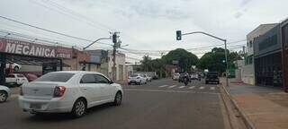 Semáforo no meio da quadra, na Avenida Bandeirantes (Foto: Direto das Ruas)