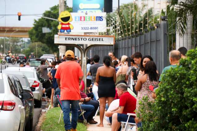 Primeiro da fila no super feir&atilde;o da AACC chegou 15 horas antes