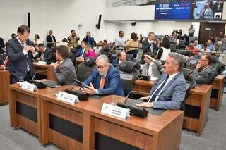 Movimentação dos deputados estaduais no plenário Júlio Maia, durante a sessão desta terça-feira (10) (Foto: Luciana Nassar)