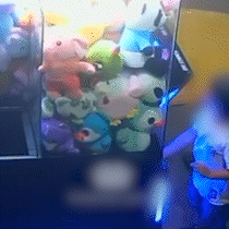 Menino brinca de esconde-esconde e fica preso em máquina de pelúcias