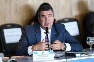 Governador Eduardo Riedel (PSDB), durante pronunciamento na mesa de discussões com os demais governadores (Fotos: Renato Alves/Agência Brasil)