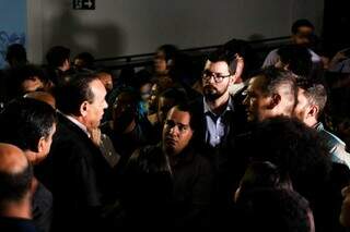 Presidente da Câmara fala com representantes de secretarias afetadas por mudanças administrativas (Foto: Henrique Kawaminami)