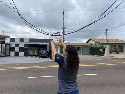 Fiação solta de telefonia vira dor de cabeça para comércio da Ceará 