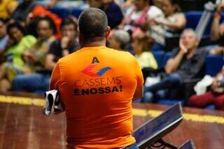 Servidor se manifesta ao usar camiseta com os dizeres: &#34;A Cassems é nossa&#34;. (Foto: Juliano Almeida)