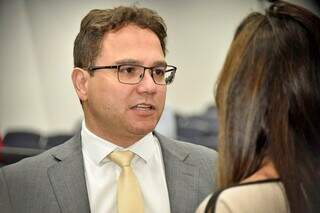 Deputado estadual Pedro Pedrossian Neto (PSD), conversando com a deputada Mara Caseiro (PSDB), na sessão desta terça-feira (10) (Foto: Luciana Nassar)