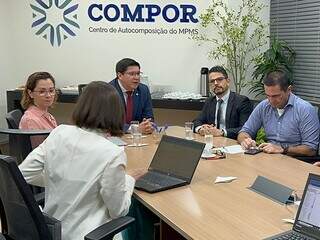 Advogados de ambas as partes debatem durante reunião proposta pelo Compor (Centro de Autocomposição de Conflitos) do Ministério Público. (Foto: Asscom/MP)