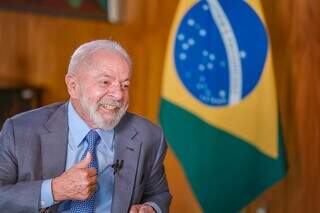 Presidente Luiz Inácio Lula da Silva ao lado de bandeira do Brasil (Foto: Divulgação/Governo Federal)