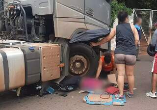 Mulher ficou prensada entre roda dianteira de carreta e tanque de combustível (Foto: Direto das Ruas)