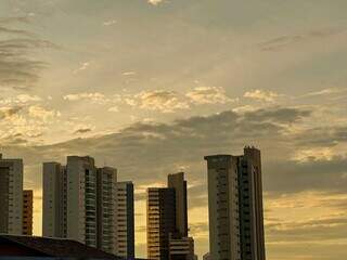 Céu da Capital com algumas nuvens nesta manhã (Foto: Marcos Maluf)