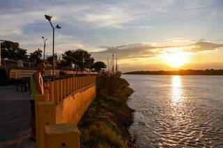 Pôr do sol em Porto Murtinho, cidade banhada pelo Rio Paraguai. (Foto: Henrique Kawaminami)