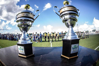 Troféus de campeão e vice-campeão do Campeonato Sul-Mato-Grossense de 2023. (Foto: Arquivo/Vinícius Eduardo)