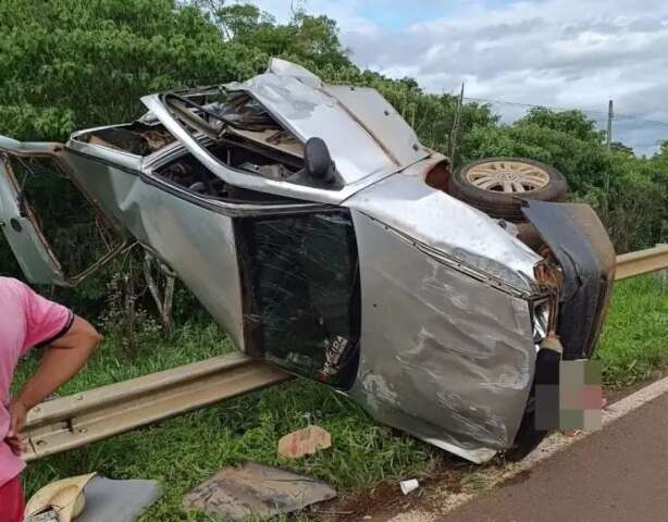 Carro capota, para sobre guard rail e quatro pessoas ficam feridas