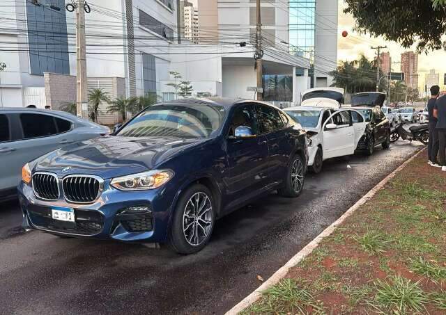 Engavetamento com uma BMW e outros 5 ve&iacute;culos congestiona Avenida Afonso Pena