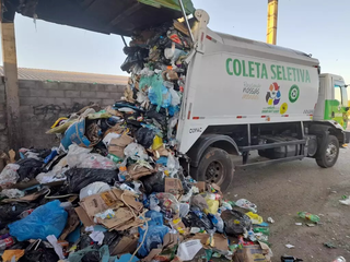 Caminhão de coleta seletiva descarrega material em unidade de triagem (Foto: Solurb)