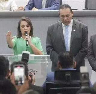 Prefeita Adriane Lopes (PP) na Câmara de Campo Grande ao lado do presidente da Casa de Leis, Carlos Augusto Borges, o Carlão (PSB), em abril de (Foto: Marcos Maluf/Arquivo)