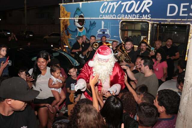 Com Papai Noel e brinquedos, prefeitura leva programa&ccedil;&atilde;o de Natal para bairros