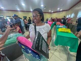 Mari Lucia Corvalan garantiu os presentes para os netos em feirão (Foto: Marcos Maluf)