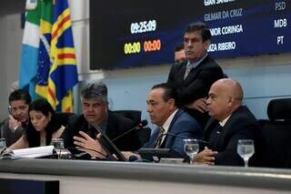 Vereador Beto Avelar (em pé) acompanha votação da reestrutura da prefeitura (Foto/Divulgação)