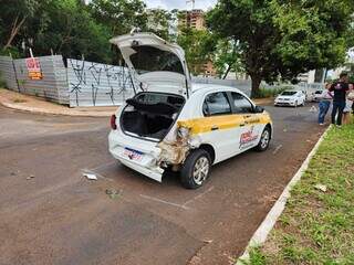 Carro da autoescola atingido por caminhão. (Foto: Geniffer Valeriano)