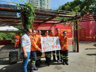 Tenente Tatiane ganhou caricatura com a equipe de trabalho. (Foto: Geniffer Valeriano)