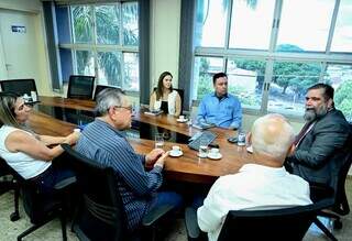 Carlos Alberto Assis, diretor-presidente da Agems, e o superintendente da PF, Carlos Henrique Cotta D’Ângelo, durante assinatura de acordo. (Foto: Cleidiomar Barbosa)