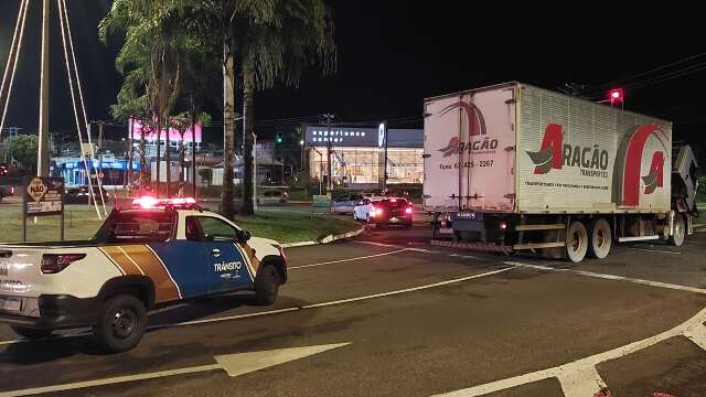 Caminh&atilde;o sofre pane e tr&acirc;nsito fica lento na rotat&oacute;ria da Via Parque