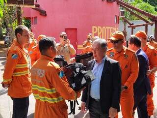 Secretário da Sejusp, Adriano Videira cumprimentou militares. (Foto: Geniffer Valeriano)