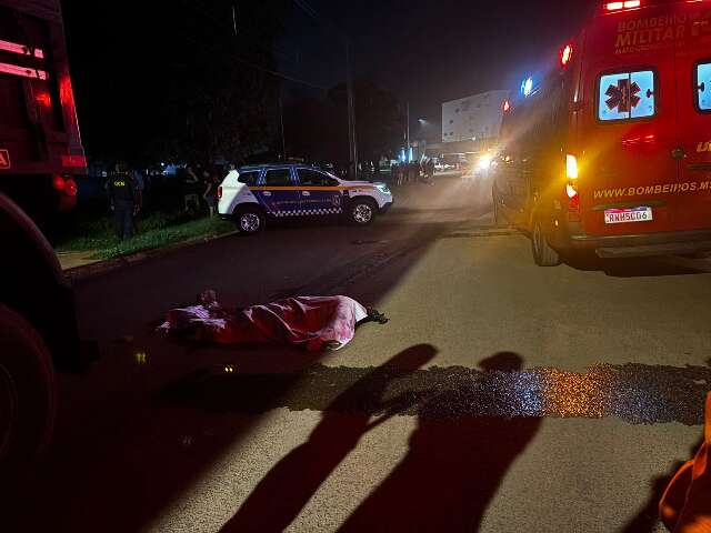 Motociclista morre atropelado por carreta que tentava desviar de buraco