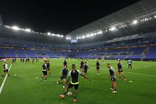 Elenco alvinegro treina no palco do jogo desta quarta (Foto: Vitor Silva/Botafogo)