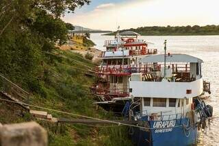 Barcos às margens do Rio Paraguai, em Porto Murtinho. (Foto: Henrique Kawaminami)