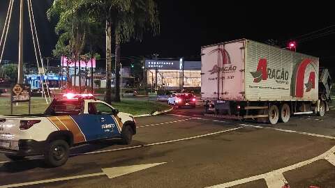 Caminhão-baú sofre pane e trânsito fica lento na rotatória da Via Parque