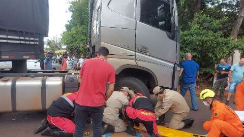 Ciclista fica ferida ao parar embaixo de carreta em acidente 