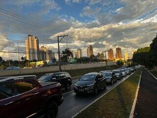 Fila de veículos se forma em frente ao Shopping Campo Grande (Foto: Gabi Cenciarelli)