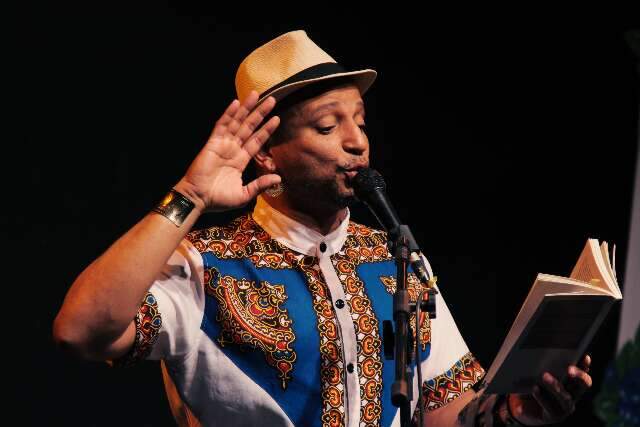 Arce Correia faz show e lan&ccedil;amento do livro &quot;Alinhavo de L&iacute;rios e A&ccedil;o Cenas&quot;