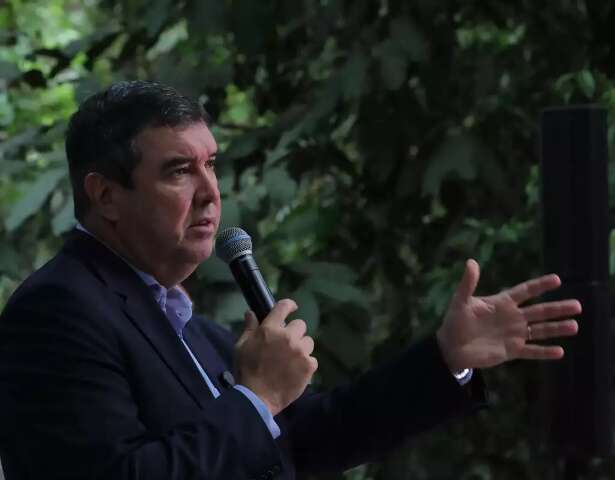 Na C&acirc;mara Municipal, governador recebe medalha de destaque da d&eacute;cada