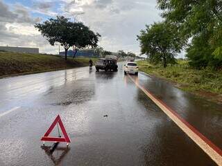 Motorista perde controle da dire&ccedil;&atilde;o, bate em &aacute;rvore e capota ve&iacute;culo